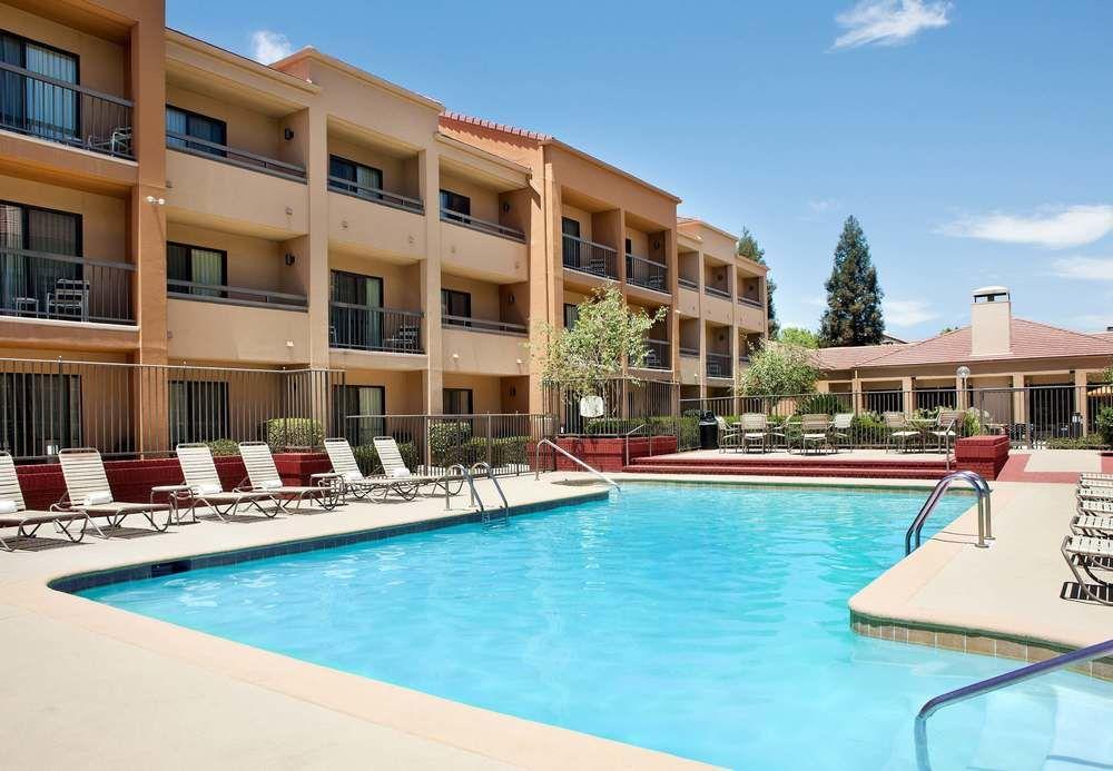 Courtyard By Marriott Bakersfield Hotel Exterior photo