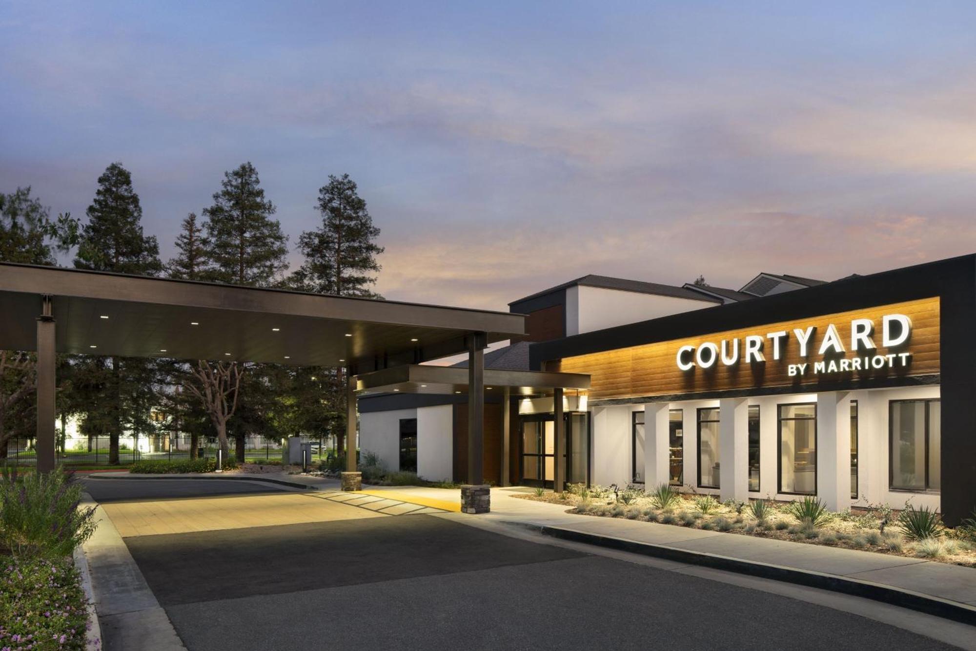 Courtyard By Marriott Bakersfield Hotel Exterior photo