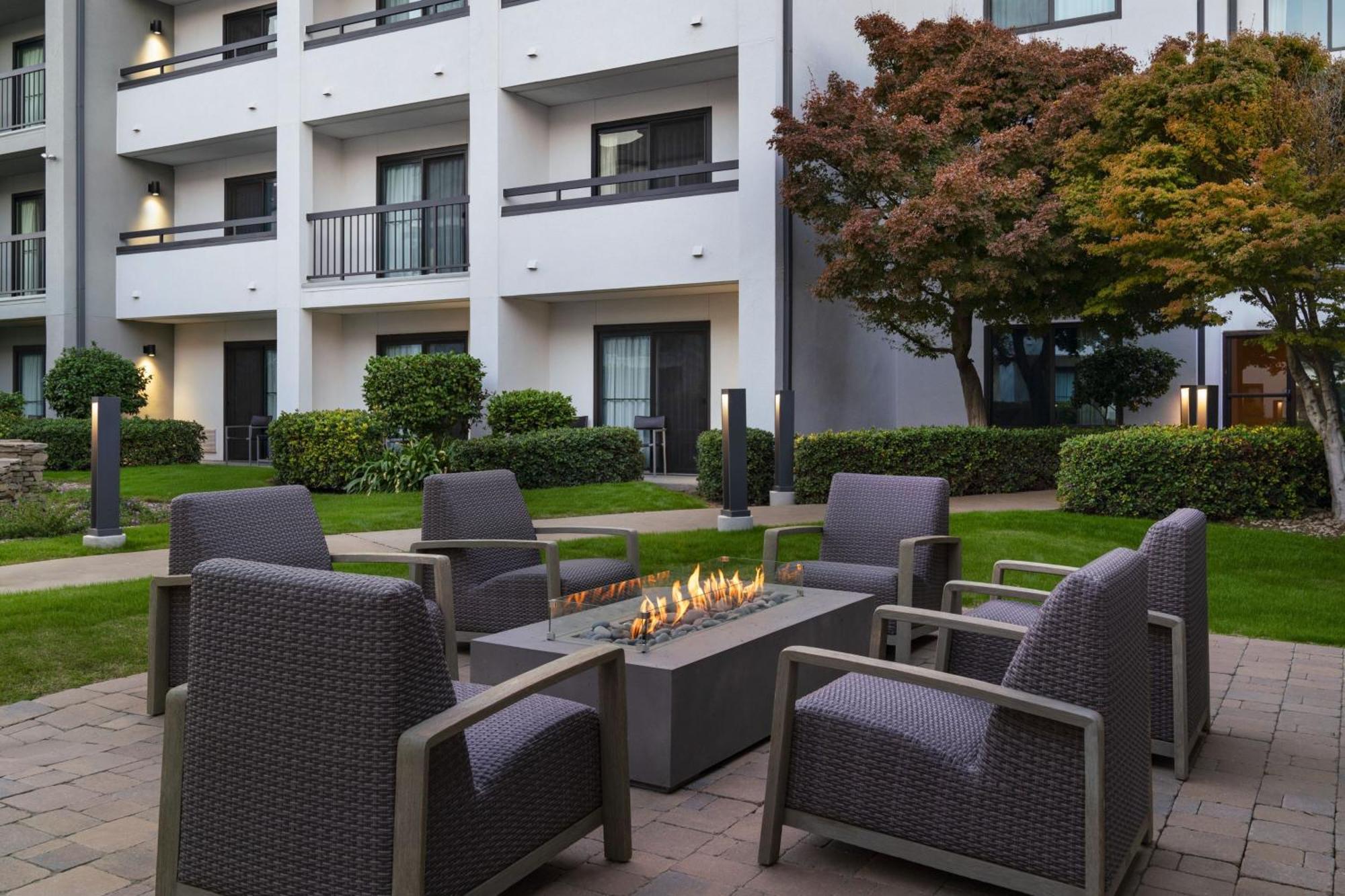 Courtyard By Marriott Bakersfield Hotel Exterior photo